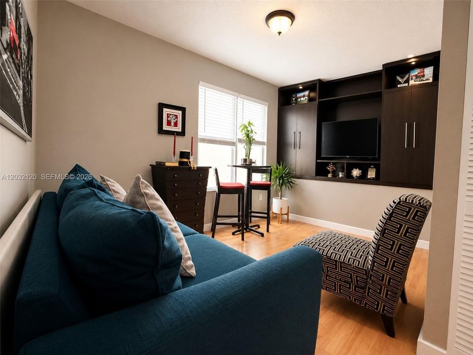 For Sale: $299,000 (1 beds, 1 baths, 405 Square Feet)