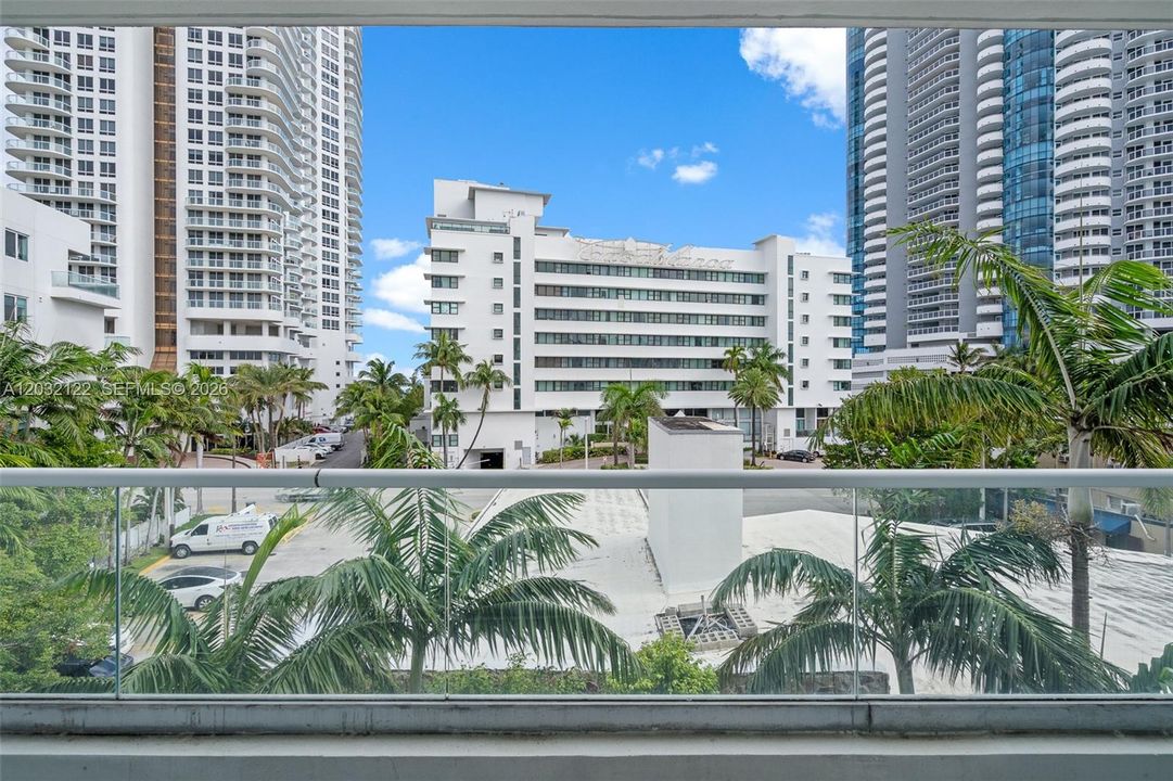 For Rent: $2,800 (1 beds, 1 baths, 790 Square Feet)