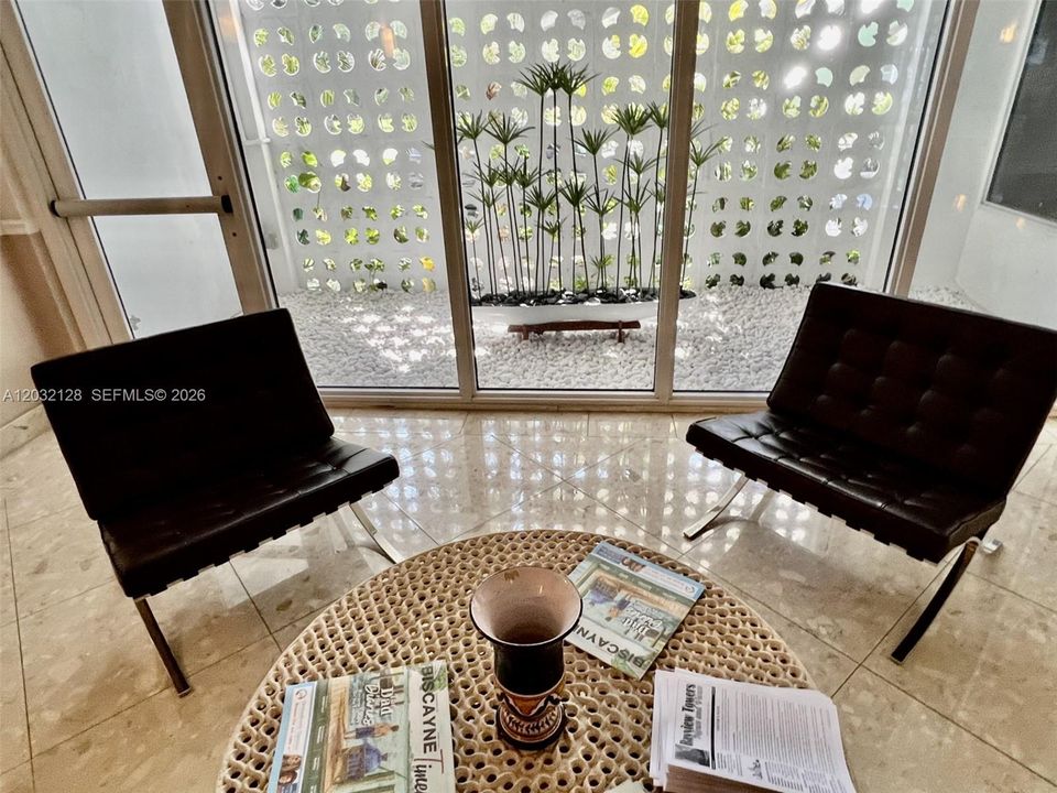 For Sale: $198,000 (1 beds, 1 baths, 855 Square Feet)