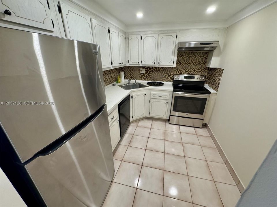 For Sale: $198,000 (1 beds, 1 baths, 855 Square Feet)