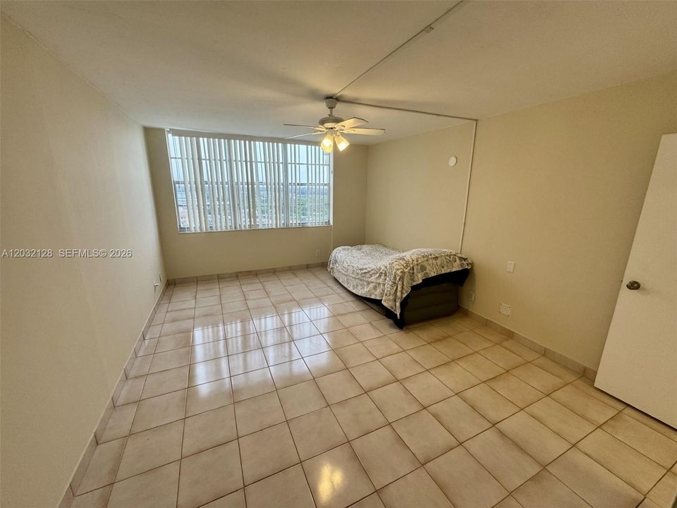 For Sale: $198,000 (1 beds, 1 baths, 855 Square Feet)