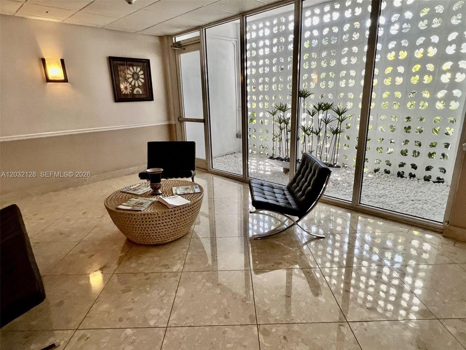 For Sale: $198,000 (1 beds, 1 baths, 855 Square Feet)