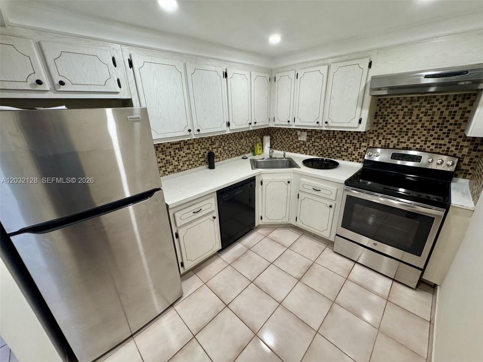 For Sale: $198,000 (1 beds, 1 baths, 855 Square Feet)
