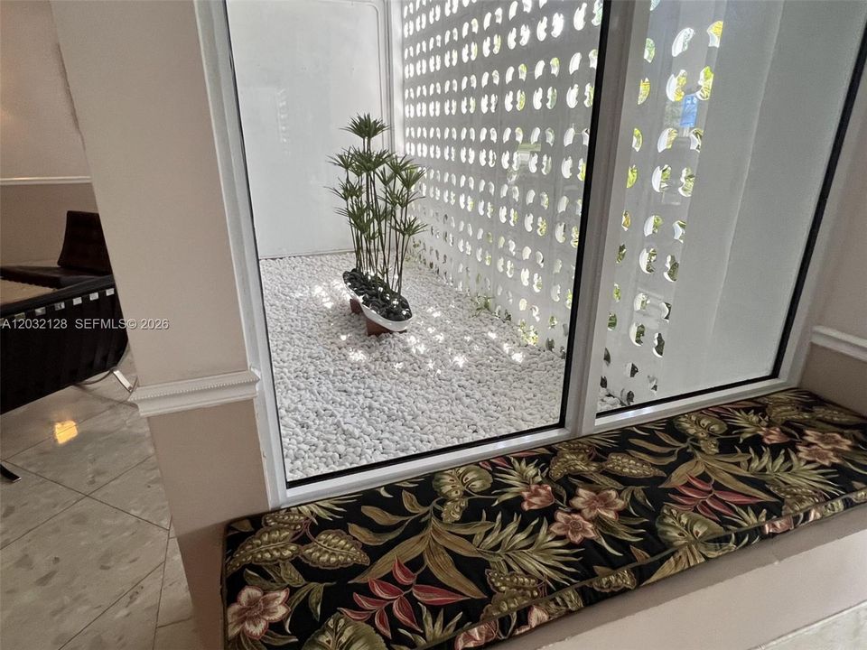 For Sale: $198,000 (1 beds, 1 baths, 855 Square Feet)