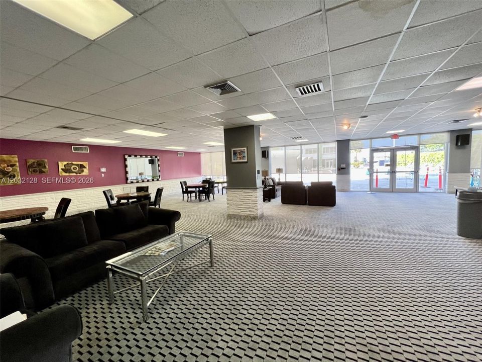For Sale: $198,000 (1 beds, 1 baths, 855 Square Feet)