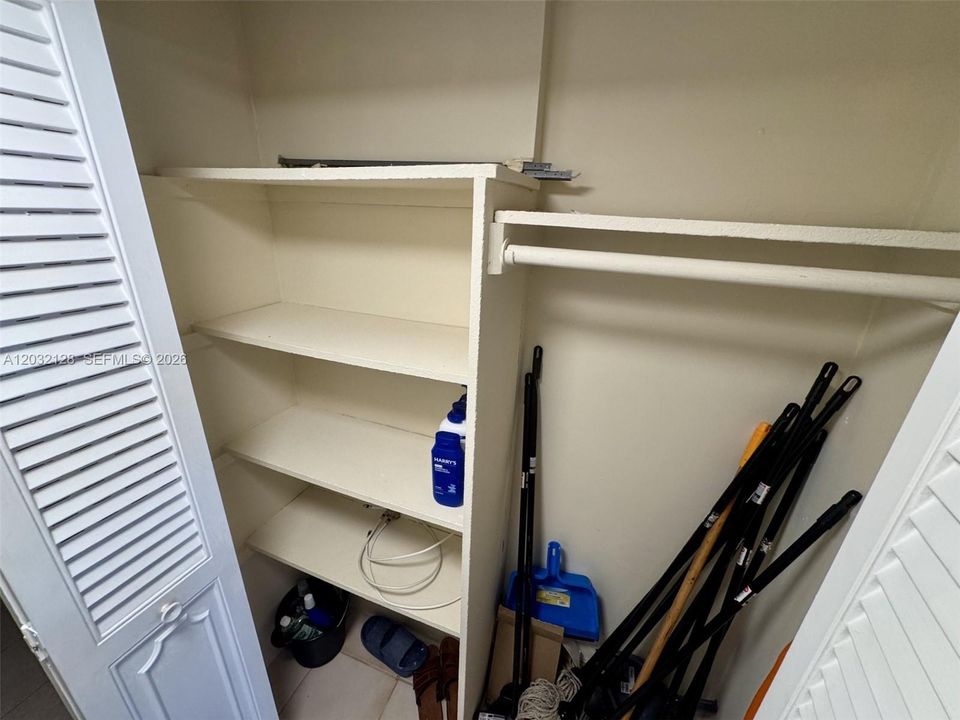 For Sale: $198,000 (1 beds, 1 baths, 855 Square Feet)