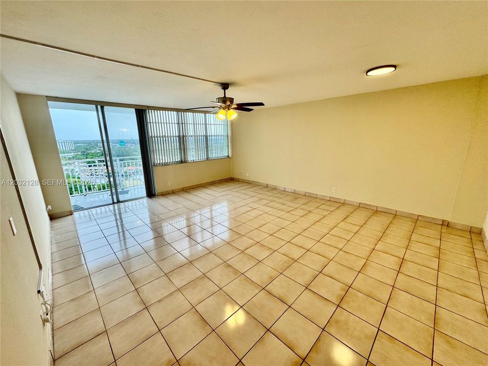 For Sale: $198,000 (1 beds, 1 baths, 855 Square Feet)
