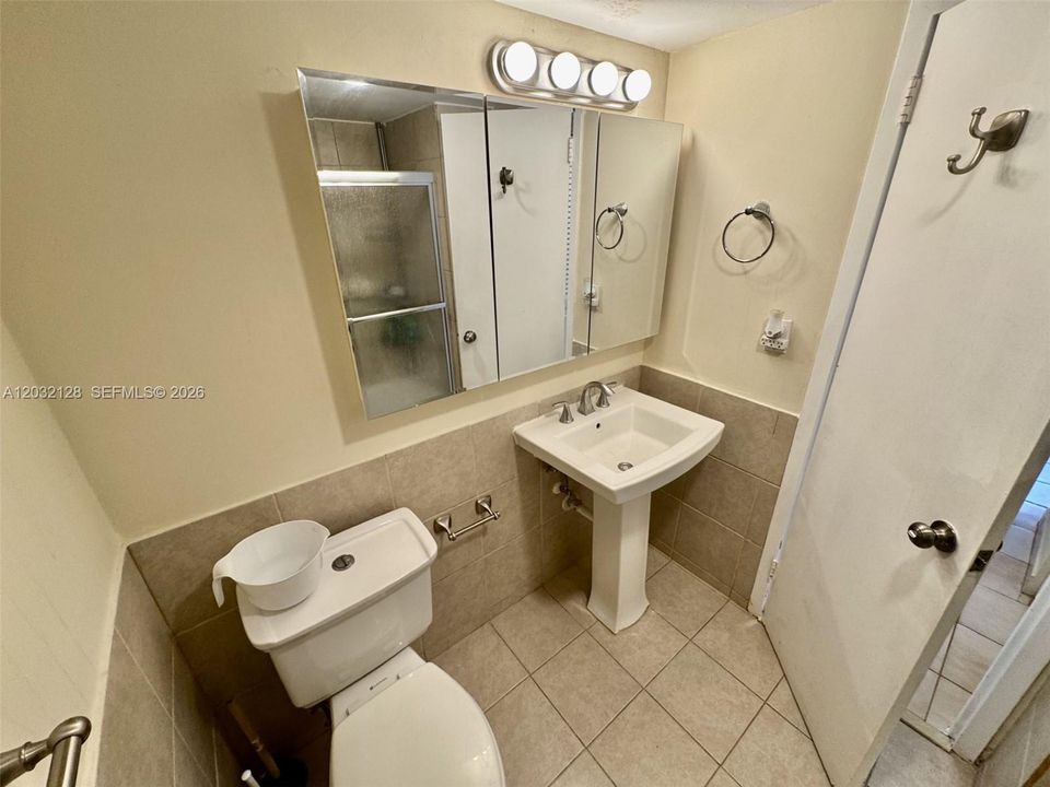 For Sale: $198,000 (1 beds, 1 baths, 855 Square Feet)