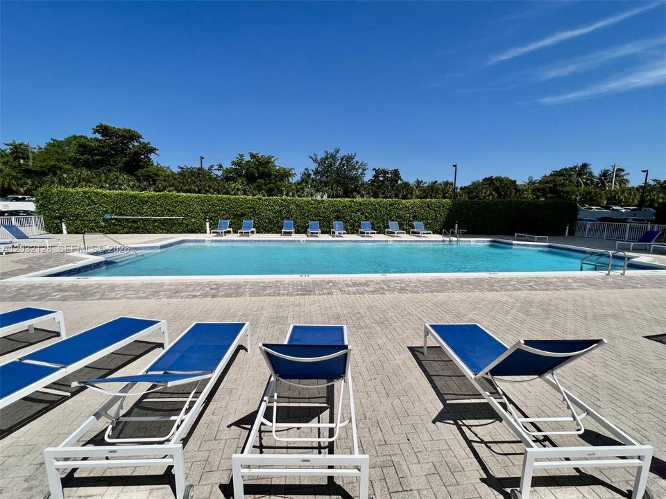 For Sale: $198,000 (1 beds, 1 baths, 855 Square Feet)