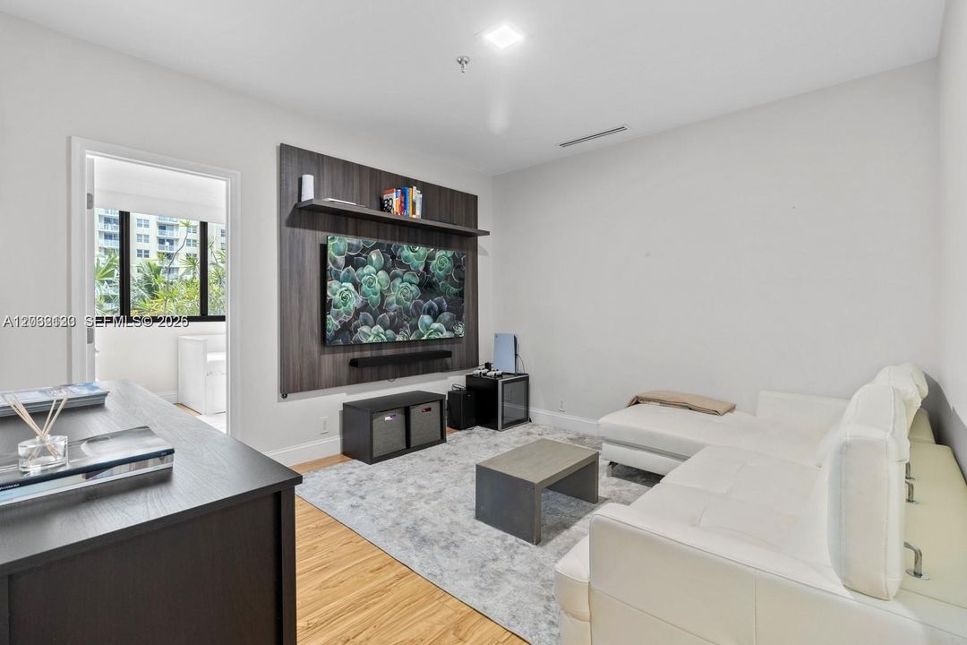 For Sale: $1,100,000 (2 beds, 2 baths, 1747 Square Feet)