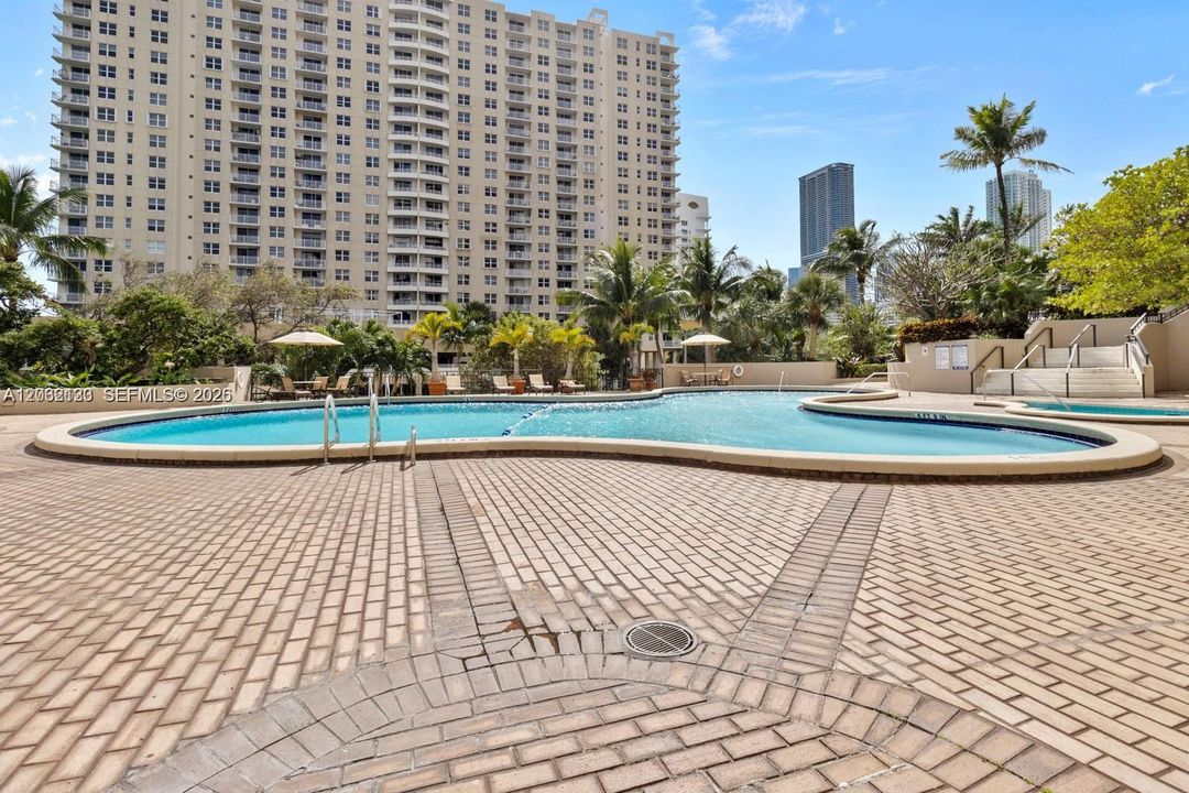 For Sale: $1,100,000 (2 beds, 2 baths, 1747 Square Feet)