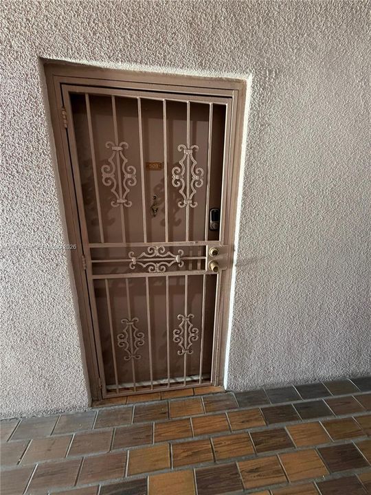For Rent: $2,300 (2 beds, 2 baths, 920 Square Feet)