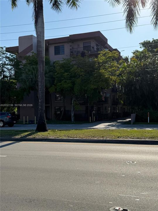 For Rent: $2,300 (2 beds, 2 baths, 920 Square Feet)