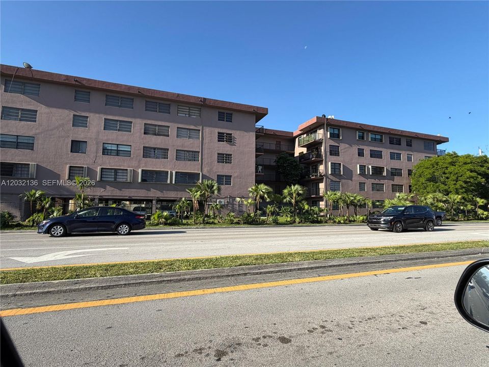 For Rent: $2,300 (2 beds, 2 baths, 920 Square Feet)