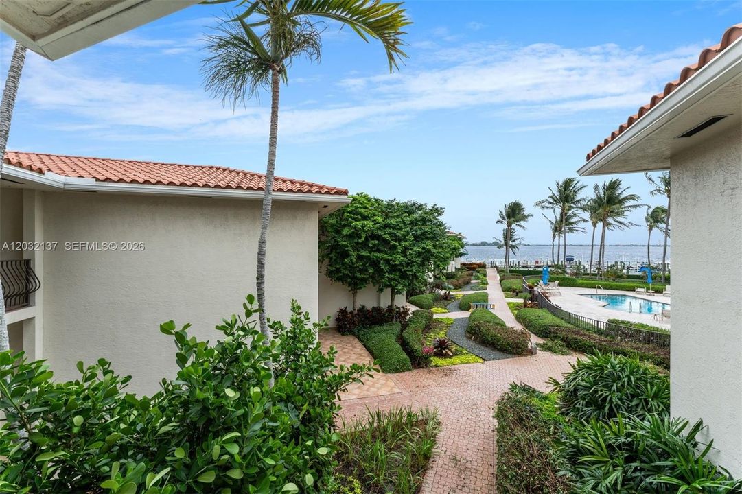 For Sale: $2,875,000 (3 beds, 3 baths, 3500 Square Feet)