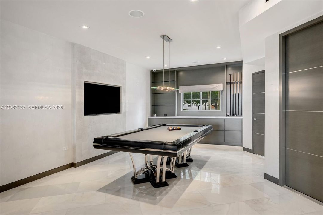 For Sale: $2,875,000 (3 beds, 3 baths, 3500 Square Feet)