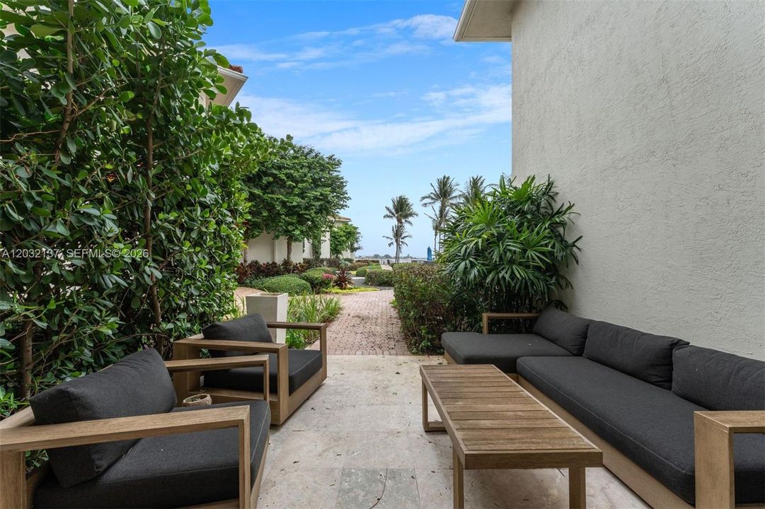 For Sale: $2,875,000 (3 beds, 3 baths, 3500 Square Feet)