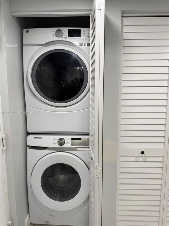 For Rent: $2,300 (2 beds, 2 baths, 912 Square Feet)
