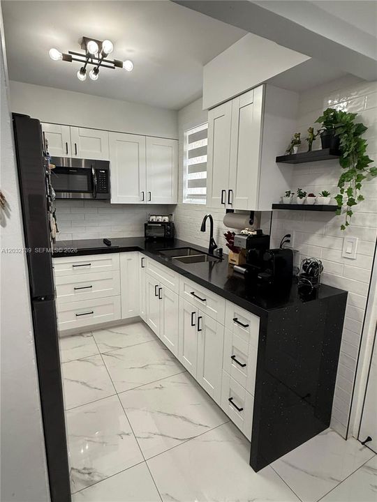 For Rent: $2,300 (2 beds, 2 baths, 912 Square Feet)