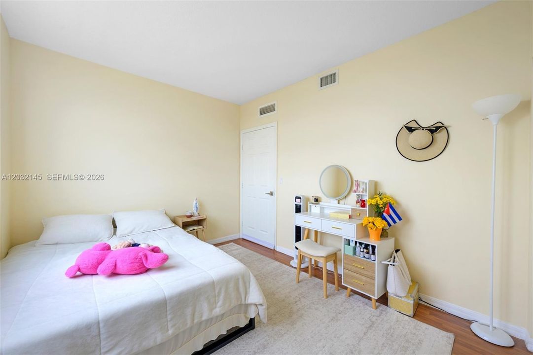 For Rent: $2,800 (2 beds, 2 baths, 920 Square Feet)