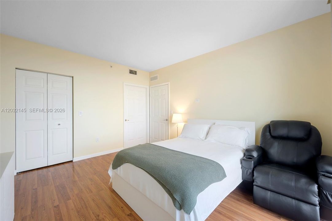 For Rent: $2,800 (2 beds, 2 baths, 920 Square Feet)