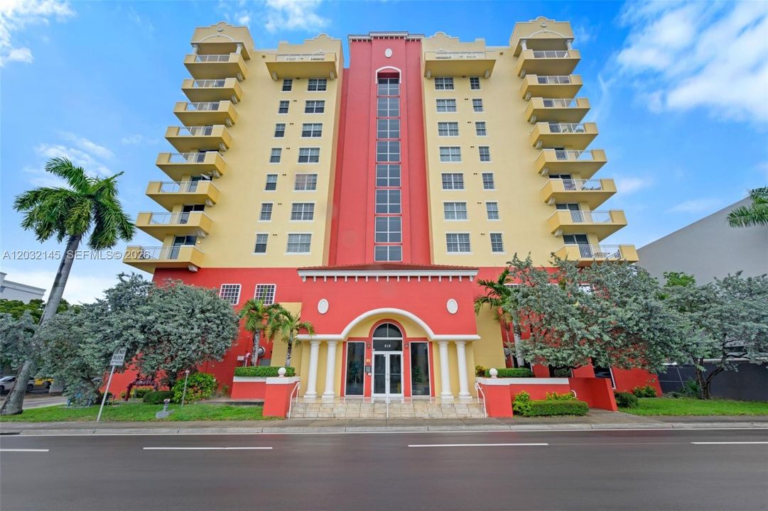 For Rent: $2,800 (2 beds, 2 baths, 920 Square Feet)