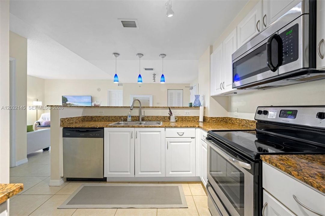 For Rent: $2,800 (2 beds, 2 baths, 920 Square Feet)