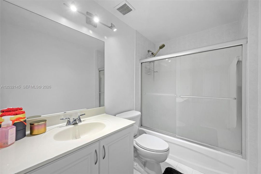 For Rent: $2,800 (2 beds, 2 baths, 920 Square Feet)