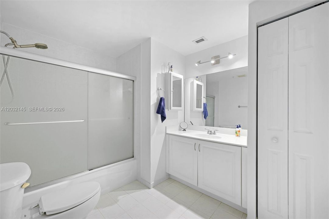 For Rent: $2,800 (2 beds, 2 baths, 920 Square Feet)