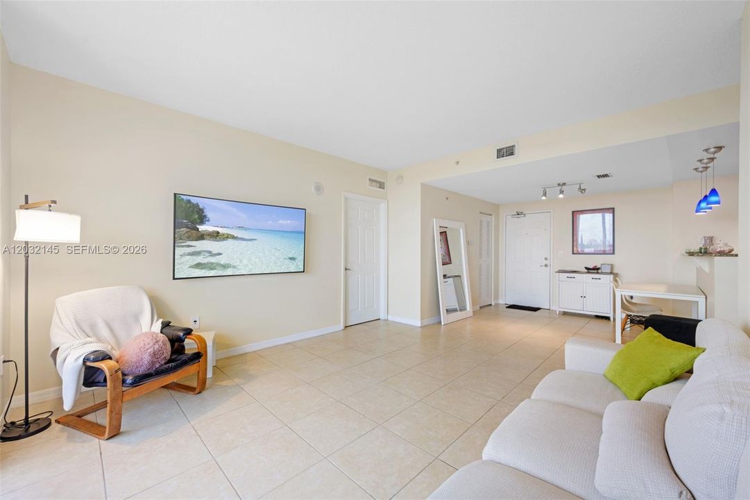 For Rent: $2,800 (2 beds, 2 baths, 920 Square Feet)