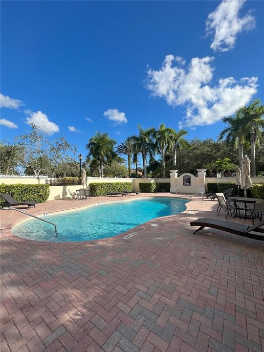 For Rent: $2,800 (2 beds, 2 baths, 920 Square Feet)
