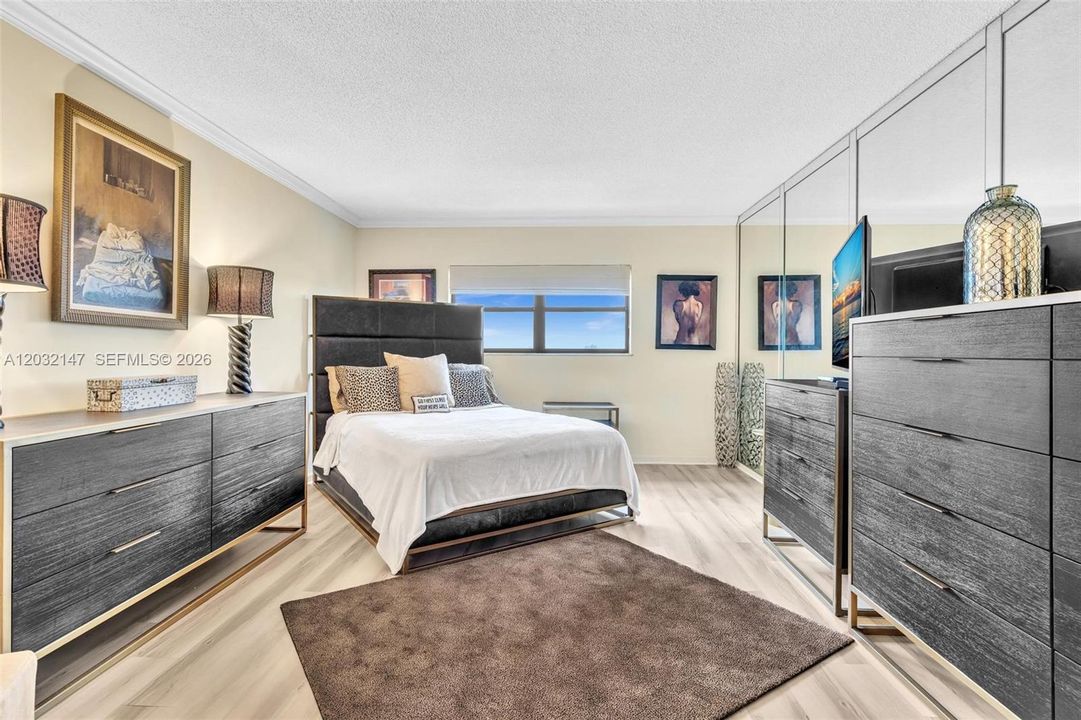 BEAUTIFULLY DECORATED THIS PRIMARY BEDROOM BECOMES YOUR TRANQUIL SPACE TO RELAX AND GET A GREAT NIGHT SLEEP....