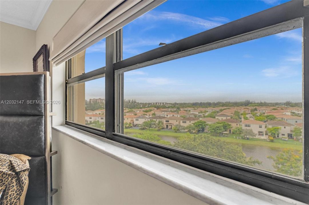 ROOM WITH A VIEW! PLENTY OF NATURAL SUNLIGHT!