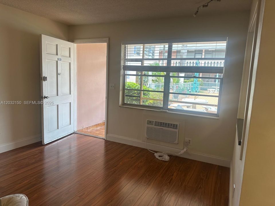 For Sale: $155,000 (1 beds, 1 baths, 650 Square Feet)