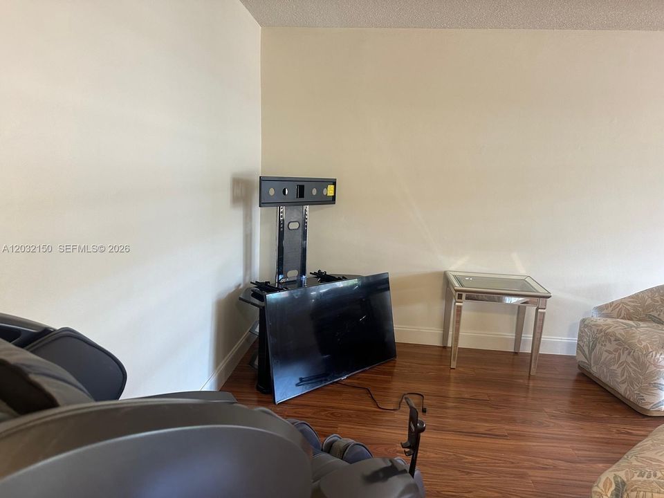 For Sale: $155,000 (1 beds, 1 baths, 650 Square Feet)