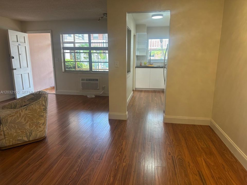 For Sale: $155,000 (1 beds, 1 baths, 650 Square Feet)