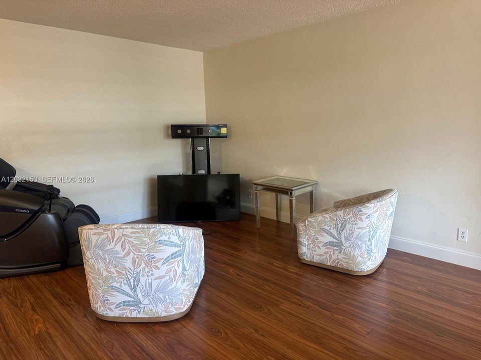 For Sale: $155,000 (1 beds, 1 baths, 650 Square Feet)