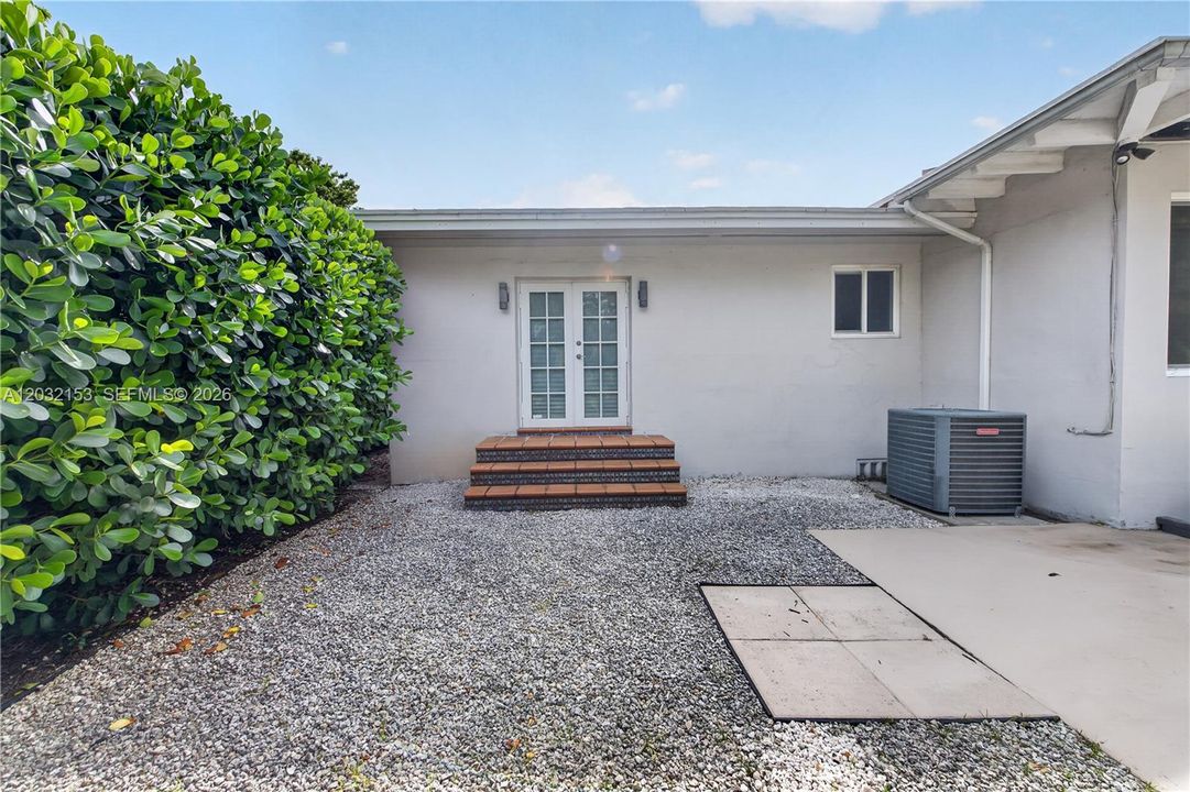 For Rent: $4,750 (2 beds, 2 baths, 1706 Square Feet)