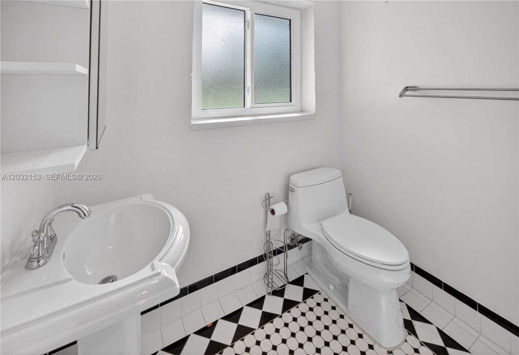 For Rent: $4,750 (2 beds, 2 baths, 1706 Square Feet)