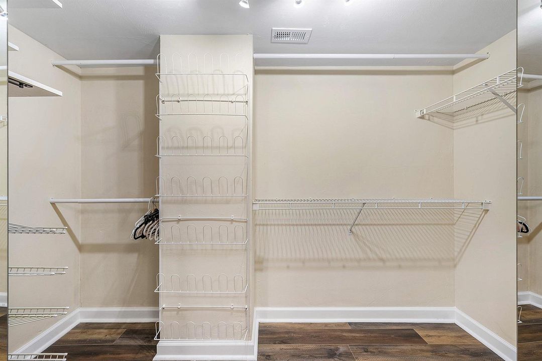 WALKING CLOSET