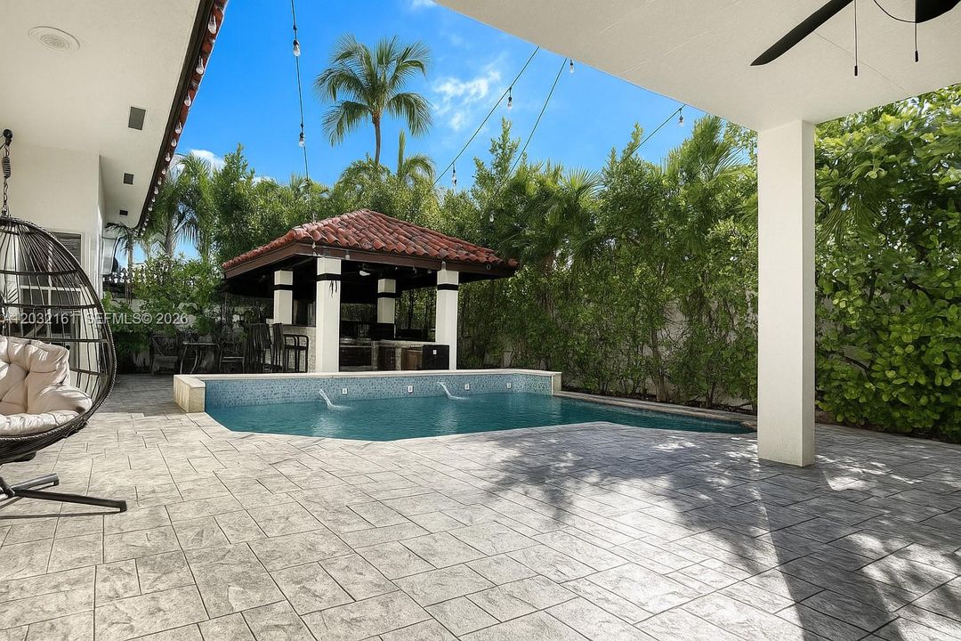 For Sale: $1,300,000 (5 beds, 3 baths, 4042 Square Feet)