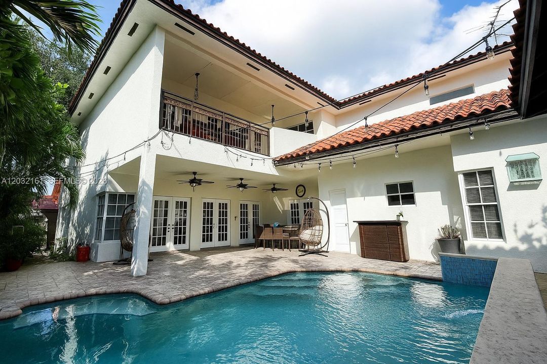 For Sale: $1,300,000 (5 beds, 3 baths, 4042 Square Feet)