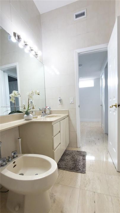 For Sale: $1,300,000 (5 beds, 3 baths, 4042 Square Feet)