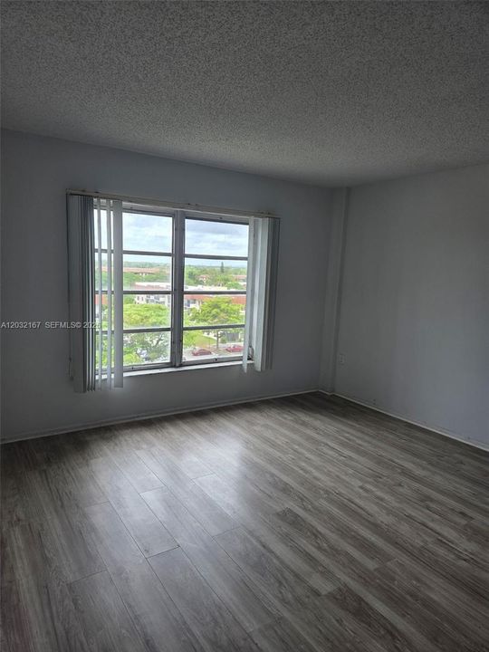 For Sale: $75,000 (1 beds, 1 baths, 783 Square Feet)