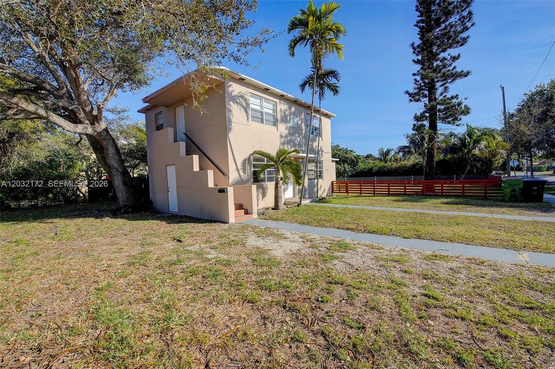For Rent: $2,299 (2 beds, 1 baths, 800 Square Feet)
