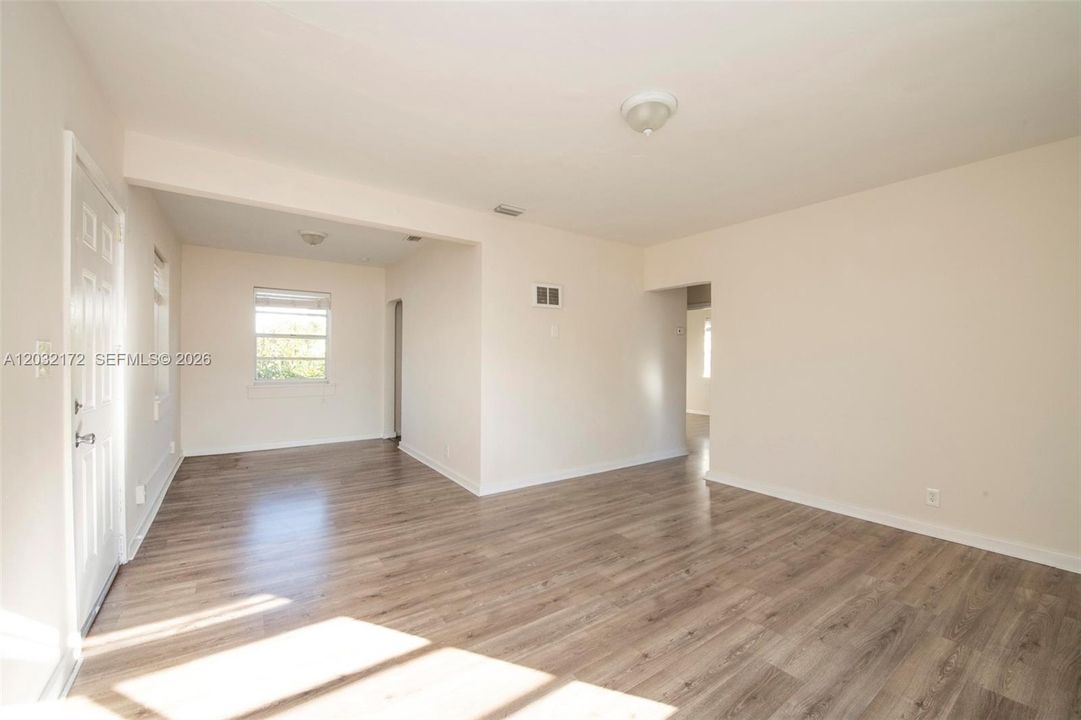 For Rent: $2,299 (2 beds, 1 baths, 800 Square Feet)