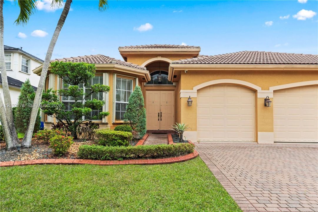 For Sale: $999,000 (5 beds, 3 baths, 2603 Square Feet)