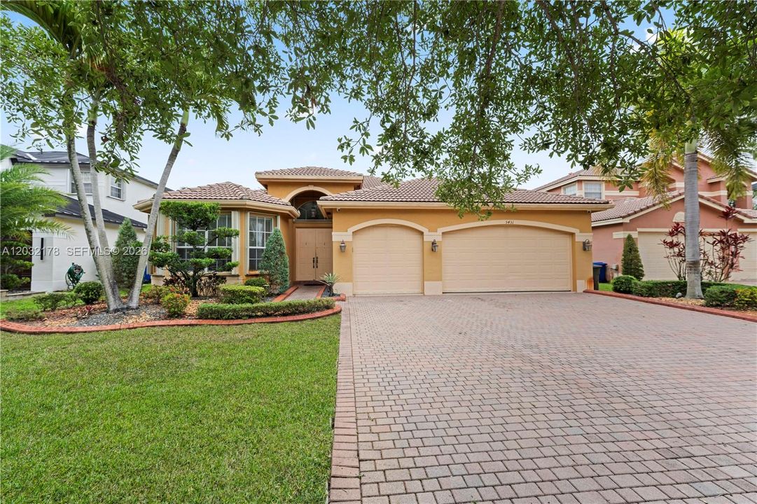 For Sale: $999,000 (5 beds, 3 baths, 2603 Square Feet)