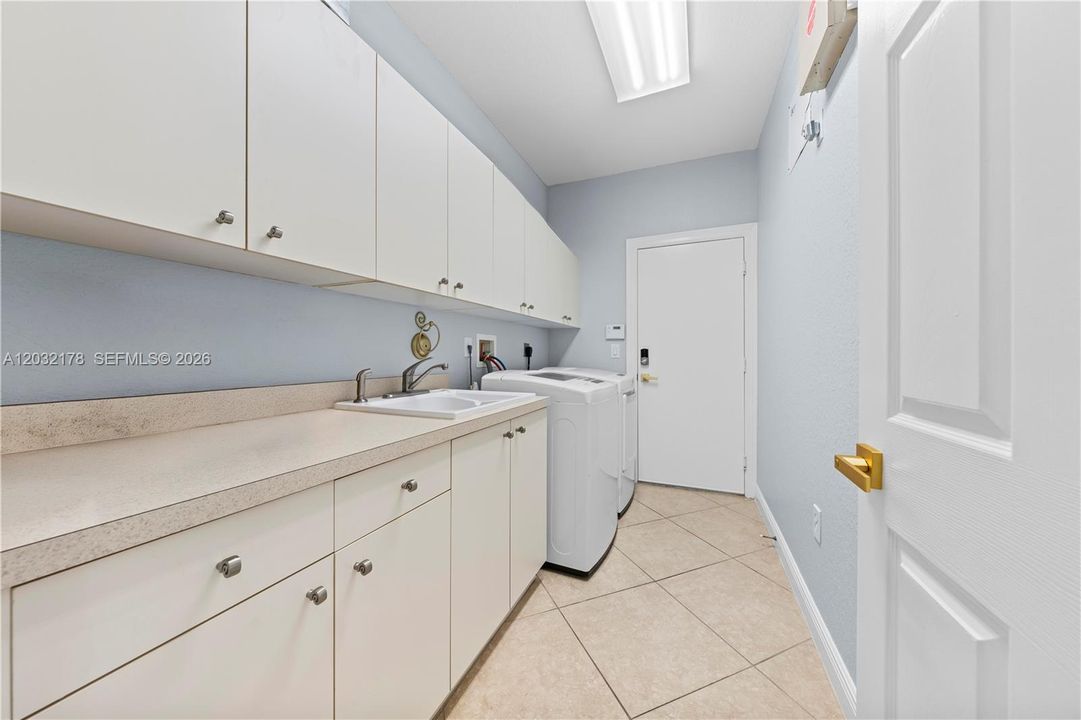 For Sale: $999,000 (5 beds, 3 baths, 2603 Square Feet)
