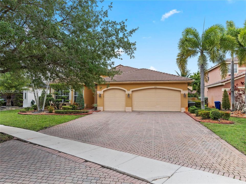 For Sale: $999,000 (5 beds, 3 baths, 2603 Square Feet)